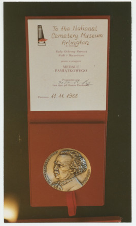 Photographie de la médaille commémorative Paderewski (et son certificat) remise le 11 novembre 1988 au cimetière national d'Arlington, en Virginie, où il repose depuis les obsèques nationales du 5 juillet 1941