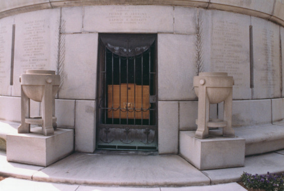 Reportage photographique de la translation de la dépouille mortelle de Paderewski du cimetière national d'Arlington à la cathédrale Saint-Jean de Varsovie, au début de l'été 1992