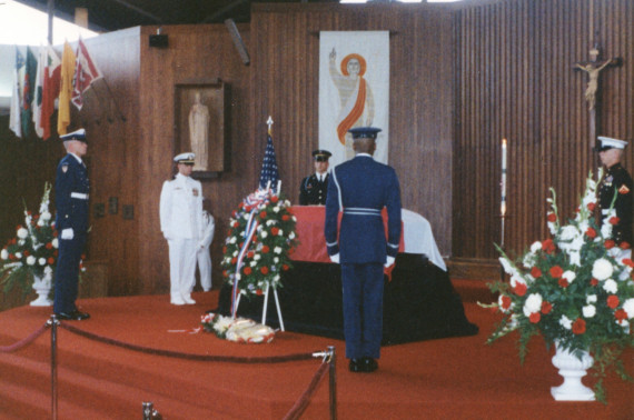 Reportage photographique de la translation de la dépouille mortelle de Paderewski du cimetière national d'Arlington à la cathédrale Saint-Jean de Varsovie, au début de l'été 1992