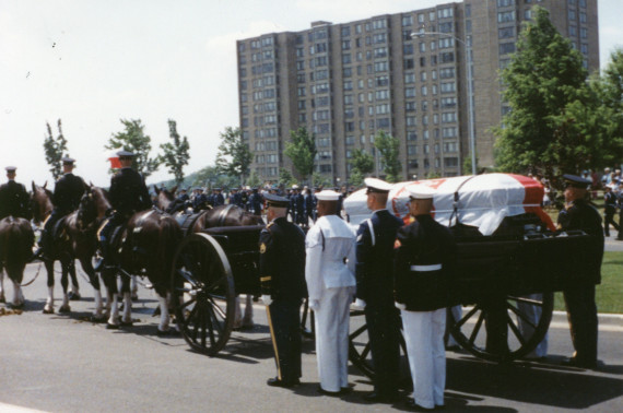 Reportage photographique de la translation de la dépouille mortelle de Paderewski du cimetière national d'Arlington à la cathédrale Saint-Jean de Varsovie, au début de l'été 1992