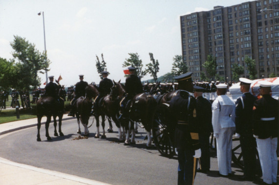 Reportage photographique de la translation de la dépouille mortelle de Paderewski du cimetière national d'Arlington à la cathédrale Saint-Jean de Varsovie, au début de l'été 1992