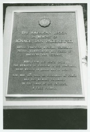 Photographie d'une plaque commémorative posée (sans doute au cimetière national d'Arlington, en Virginie, après le rapatriement de la dépouille d'Ignace Paderewski en Pologne en juillet 1992) par l'American Legion