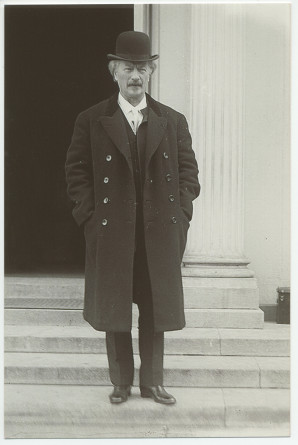 Photographie d'Ignace Paderewski avec son chapeau melon noir, de plein pied sur des escaliers, sans doute aux Etats-Unis dans les années 1920