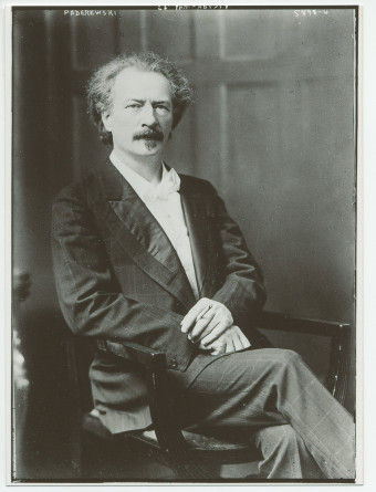 Photographie d'Ignace Paderewski posant dans un fauteuil à accoudoirs avec sa cigarette, sans doute aux Etats-Unis dans les années 1920