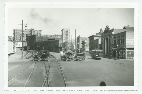 Photographie de Paso Robles, en Californie, dans les années 1920, avec ses voitures, son tramway, ses rails et ses buildings