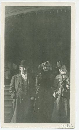 Photographie de Paderewski en compagnie d'Elefthérios Venizélos, ancien (et futur!) premier ministre grec, et de son épouse, devant l'hôtel de Paso Robles, en Californie, en décembre 1921