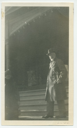 Photographie d'Elefthérios Venizélos, ancien (et futur!) premier ministre grec, et son épouse, devant l'hôtel de Paso Robles, en Californie, en décembre 1921