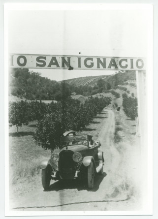 Photographie de Paderewski en voiture avec son chauffeur au portail d'entrée du «Rancho San Ignacio» à Paso Robles, en Californie, en 1921