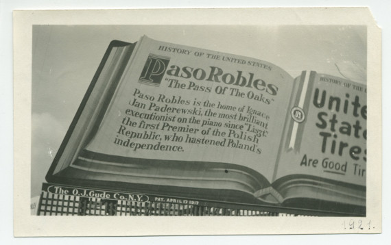 Photographie d'un panneau publicitaire à la gloire des «United States Tires» [«Les bons pneus américains»] et de Paso Robles, en Californie, «The Pass Of The Oaks» [«Le col des chênes»] et «home of Ignace Jan Paderewski…»