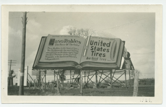 Photographie d'un panneau publicitaire à la gloire des «United States Tires» [«Les bons pneus américains»] et de Paso Robles, en Californie, «The Pass Of The Oaks» [«Le col des chênes»] et «home of Ignace Jan Paderewski…»