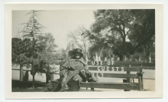 Photographie d'Hélène Paderewska et de son chien Ping sur un banc devant l'hôtel de Paso Robles, en Californie, le 4 mars 1924
