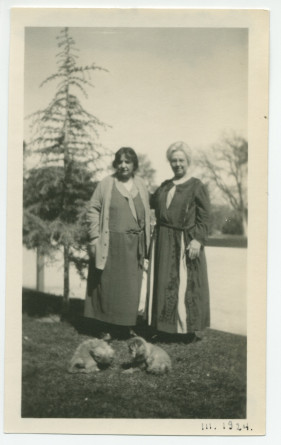 Photographie d'Hélène Paderewska et de Mrs Tape en compagnie de chiens à Paso Robles, en Californie, en mars 1924