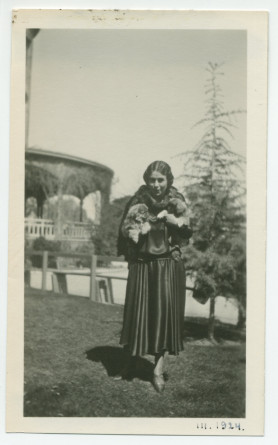Photographie de Mrs O'Donnell en compagnie de chiens à Paso Robles, en Californie, en mars 1924