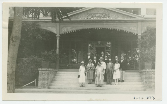 Photographie de groupe de Paderewski devant l'hôtel de Paso Robles, en Californie, le 31 juillet 1927, en compagnie notamment de son épouse Hélène et, à sa gauche, de la pianiste américaine Phillida Ashley et de son ancien élève Zygmunt Stojowski
