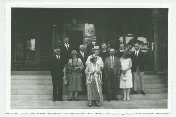 Photographie de groupe de Paderewski devant l'hôtel de Paso Robles, en Californie, le 31 juillet 1927, en compagnie notamment de son épouse Hélène et, à sa gauche, de la pianiste américaine Phillida Ashley et de son ancien élève Zygmunt Stojowski