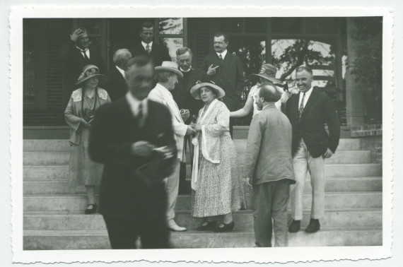 Photographie de groupe (en mouvement) de Paderewski devant l'hôtel de Paso Robles, en Californie, le 31 juillet 1927, en compagnie notamment de son épouse Hélène et, à sa gauche, de la pianiste américaine Phillida Ashley et de son élève Zygmunt Stojowski