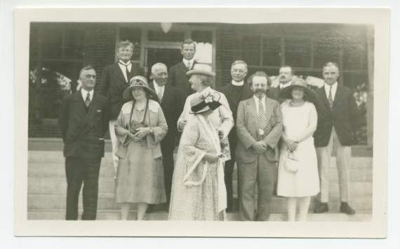 Photographie de groupe de Paderewski devant l'hôtel de Paso Robles, en Californie, le 31 juillet 1927, en compagnie notamment de son épouse Hélène (devant lui) et, à sa gauche, de la pianiste américaine Phillida Ashley et de son élève Zygmunt Stojowski