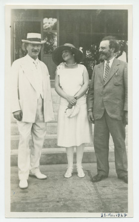 Photographie de Paderewski devant l'hôtel de Paso Robles, en Californie, le 31 juillet 1927, à l'occasion de la Fête de la Saint-Ignace, en compagnie de la pianiste américaine Phillida Ashley et de son ancien élève Zygmunt Stojowski