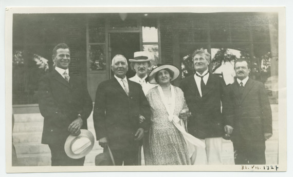 Photographie de Paderewski devant l'hôtel de Paso Robles, en Californie, le 31 juillet 1927, en compagnie de M. Nicieak, William Hemphill, Hélène Paderewska, Marcel, le valet de Paderewski, et le Dr Józef Kazimierz Orlowski