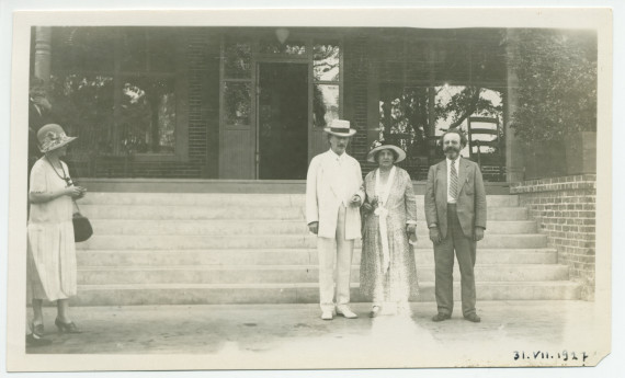 Photographie de Paderewski devant l'hôtel de Paso Robles, en Californie, le 31 juillet 1927, à l'occasion de la Fête de la Saint-Ignace, en compagnie de son épouse Hélène et de son ancien élève Zygmunt Stojowski