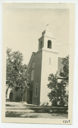 Photographie (d'angle) de l'église de Paso Robles, en Californie, en 1928