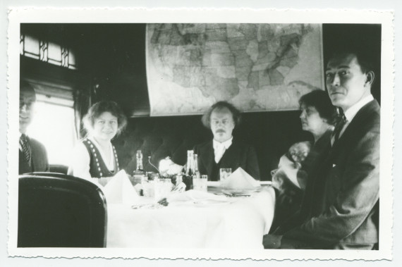 Photographie d'un repas dans le pullman-car privé de Paderewski lors d'une tournée américaine, avec Hélène (et le chien Ping) à sa gauche et Hélène Lübke (secrétaire d'Hélène) à sa droite