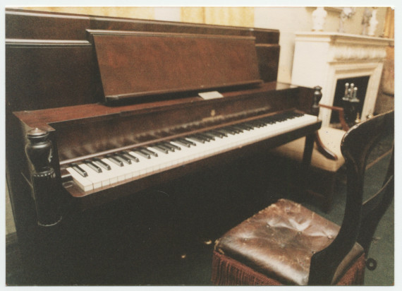 Photographie du piano (et de l'une de ses fameuses «piano-stools») que possédait Paderewski à l'Hôtel Buckingham de New York replacé au sein de la chambre du souvenir du Polish Roman Catholic Union Archives and Museum de Chicago (984 Milwaukee Ave.)