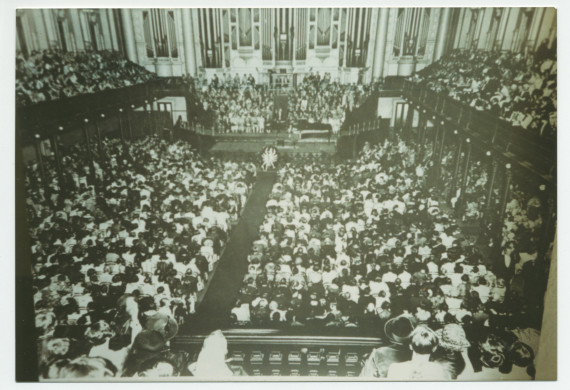 Photographie (de mauvaise qualité) du récital donné par Paderewski le 12 mars 1927 au Sydney Town Hall, lors de sa seconde tournée en Océanie