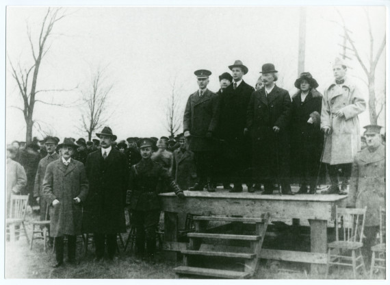 Photographie de Paderewski assistant sur une tribune avec le comte Poniatowski et Hélène Paderewski au défilé des deux camps d'entraînement des volontaires polonais à Niagara-on-the-Lake (Ontario/Canada) en 1918