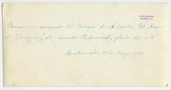 Photographie des maîtres et des élèves du Colegio de Señoritas «El Sagra do Corazón» [Collège de filles du Sacré-Cœur] de Guatemala [ville?], dédicacée le 28 mai 1938 «al maestro Paderewski, gloria del arte» [au maître Paderewski, gloire de l'art]