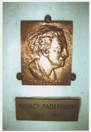 Photographie de la plaque commémorative dédiée à Paderewski au Museo Ralli de Punta del Este, en Uruguay