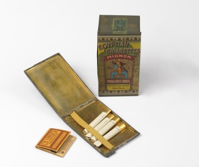Etui à cigarettes avec paquet de «Mignon – Egyptian Cigarettes» (les préférées de Paderewski) et allumettes «Ch. Linder – Morges»
