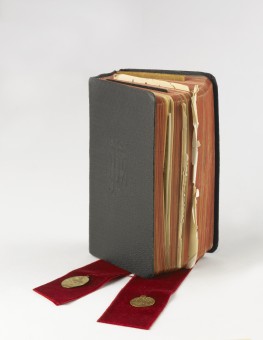 Livre de prières (fermé) avec deux marque-pages de velours rouge ornés chacun d'un médaillon en or (l'un avec l'inscription «Prix d'honneur, Lausanne, 1903», l'autre «Lourdes, 25 mai 1923») ayant appartenu à Hélène Paderewska