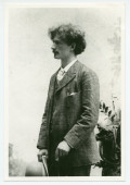 Photographie de Paderewski avec chapeau et canne en main prise au moment de ses études à Vienne chez Theodor Leszetycki entre 1884 et 1885