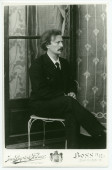Photographie de Paderewski assis devant une fenêtre prise vers 1897 par Jean Baptiste Feilner, Hof-Fotograf à Bonn