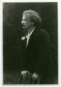 Photographie de Paderewski appuyé au dossier d'une chaise, œillet à la boutonnière, prise en 1900 à Los Angeles par Theodore C. Marceau