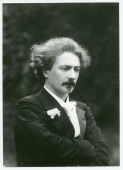 Photographie de Paderewski les bras croisés, œillet à la boutonnière, prise en 1900 à Los Angeles par Theodore C. Marceau