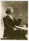 Photographie de profil de Paderewski assis, avec une cigarette dans la main gauche, prise vers 1904 à New York