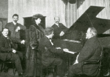Photographie de Paderewski lors de son enregistrement dans les studios Welte-Mignon à Leipzig le 27 février 1906 (avec sans doute Hélène Paderewska à ses côtés)