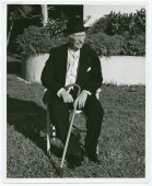 Photographie de Paderewski assis avec chapeau noir et canne dans le jardin de sa résidence de Palm Beach, en Floride, le 15 février 1941