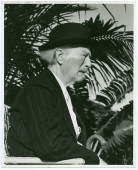Photographie de Paderewski debout avec chapeau noir et canne dans le jardin de sa résidence de Palm Beach, en Floride, le 19 février 1941