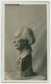 Photographie (de profil gauche) du buste de Paderewski en cours de réalisation par François Black en 1930 (?)