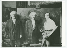 Photographie de Paderewski en train de poser à New York en 1930 dans l'atelier de Tade[usz] Styka (fils de Jan)