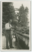 Photographie d'Alfons Magg sculptant le buste de Paderewski en 1934 sur la terrasse de Riond-Bosson