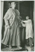 Photographie noir-blanc de Milo Martin travaillant à la statue de Paderewski commandée par la ville de Morges, qui sera érigée dans le Parc de Seigneux et inaugurée le 3 juillet 1948
