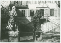 Photographie noir-blanc (avec légende au verso) illustrant l'essai de positionnement (avec le modèle original et une copie en plâtre) de la statue de Paderewski réalisée par Milo Martin à la demande de la ville de Morges