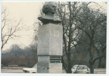 Photographie du buste de Paderewski réalisé en 1988 par Stanislaw Sikora et érigé au faubourg de Praga à Varsovie