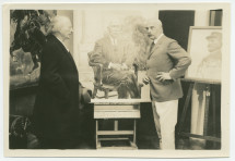 Photographie de Paderewski dans l'atelier du peintre polonais Wojciech Kossak (fils de Julius), avec en arrière-plan des portraits du colonel House et du maréchal Foch