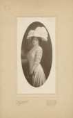 Photographie ovale d'Hélène Paderewska, le corps de profil et la tête de face, avec un grand chapeau blanc, réalisée par l'un des studios de Theodore C. Marceau dans les années 1900 – tirage signé sur carton