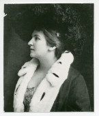 Photographie de profil d'Hélène Paderewska en 1904 à Sydney, avec manteau d'hermine fermé